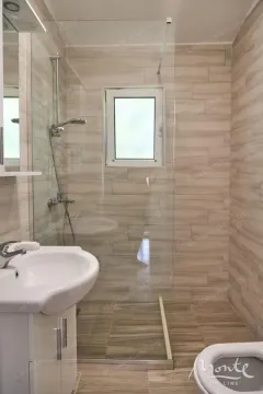 Moderne kupatilo sa tuš kabinom, umivaonikom i pločicama u dezenu drveta. - image 12