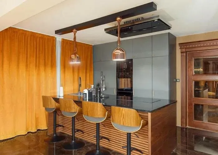 Izdavanje, kuća, 400m², Centar, Tivat