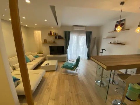 Svijetla dnevna soba sa modernim namještajem i šankom. - image 9