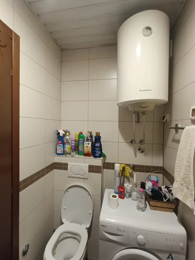 Manje kupatilo sa toaletom, bojlerom i veš mašinom.