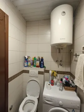 Manje kupatilo sa toaletom, bojlerom i veš mašinom. - image 6