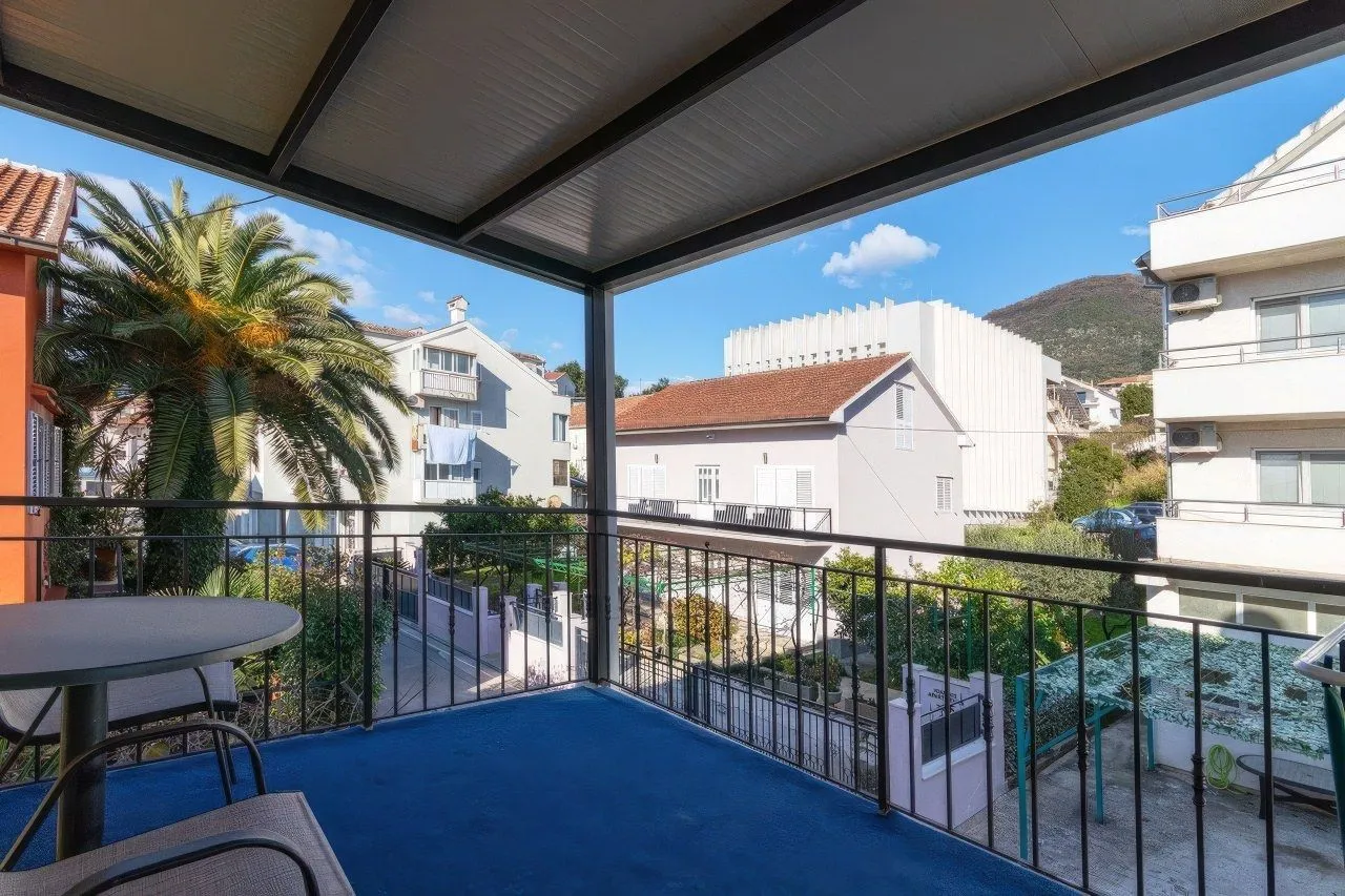 Izdavanje, stan, 55m², Centar, Tivat