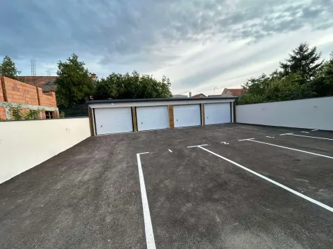Spoljni prostor sa parking mestima i garažnim vratima. - image 19