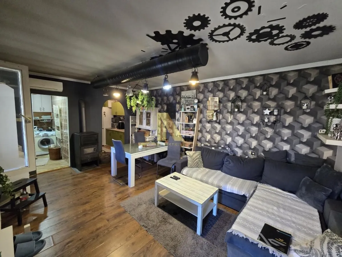 Prodaja, kuća, 203m², Salajka, Novi Sad Sve Podlokacije
