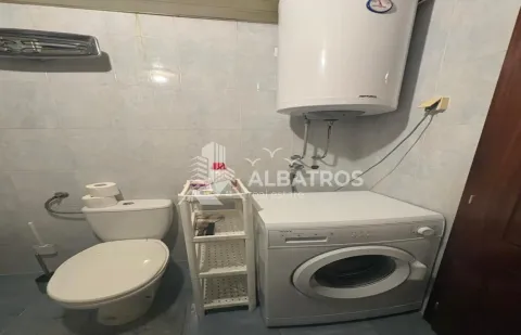 Kupatilo opremljeno toaletom, veš mašinom i bojlerom. - image 8
