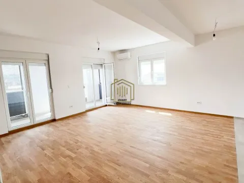 Prodaja, trosoban stan, 106m², Stari Aerodrom, Podgorica - image 1