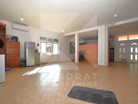 Poslovni prostor in Zlatica