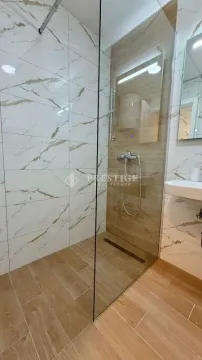 Savremeno opremljeno kupatilo sa tuš kabinom i keramičkim pločicama. - image 10