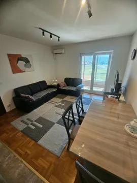 Dnevna soba sa garniturom, trpezarijskim stolom i izlazom na terasu. - image 2