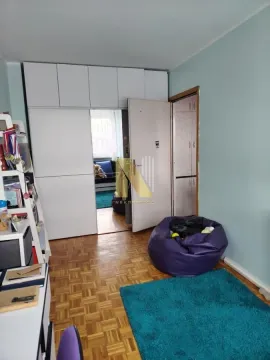 Nameštena spavaća soba sa ugradnim ormanom, radnim stolom i parketom na podu. - image 3