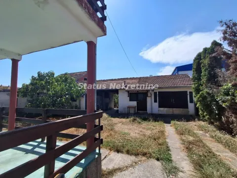 Pogled sa terase na dvorište i pomoćne objekte kuće. - image 4