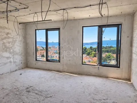 Nepotpuno opremljena prostorija u izgradnji sa prozorima i pogledom na more. - image 4
