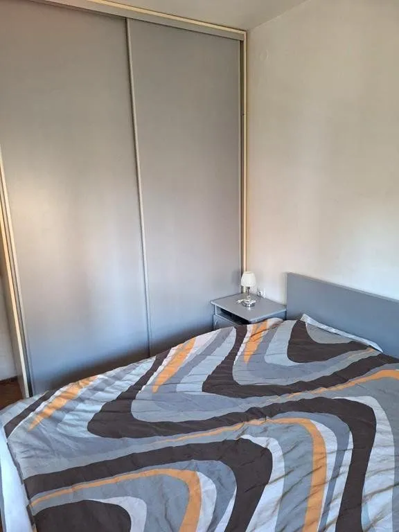 Spavaća soba sa bračnim krevetom i ugradnim plakarom.
