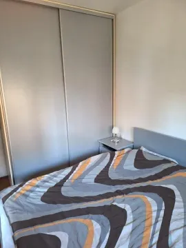 Spavaća soba sa bračnim krevetom i ugradnim plakarom. - image 4
