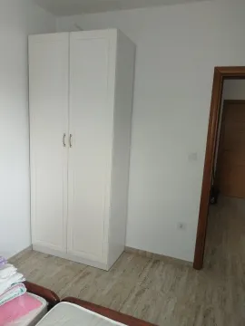 Manja spavaća soba sa bijelim ormarom. - image 5