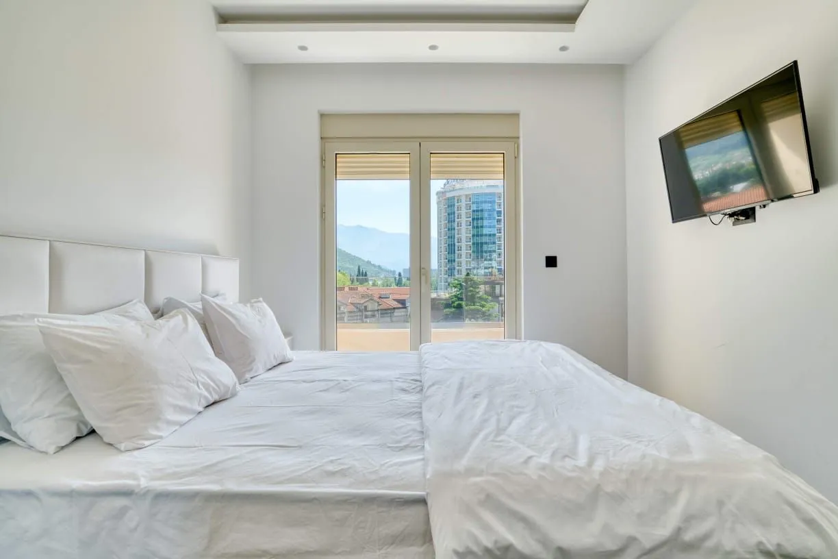 Izdavanje, trosoban stan, 145m², Centar, Budva