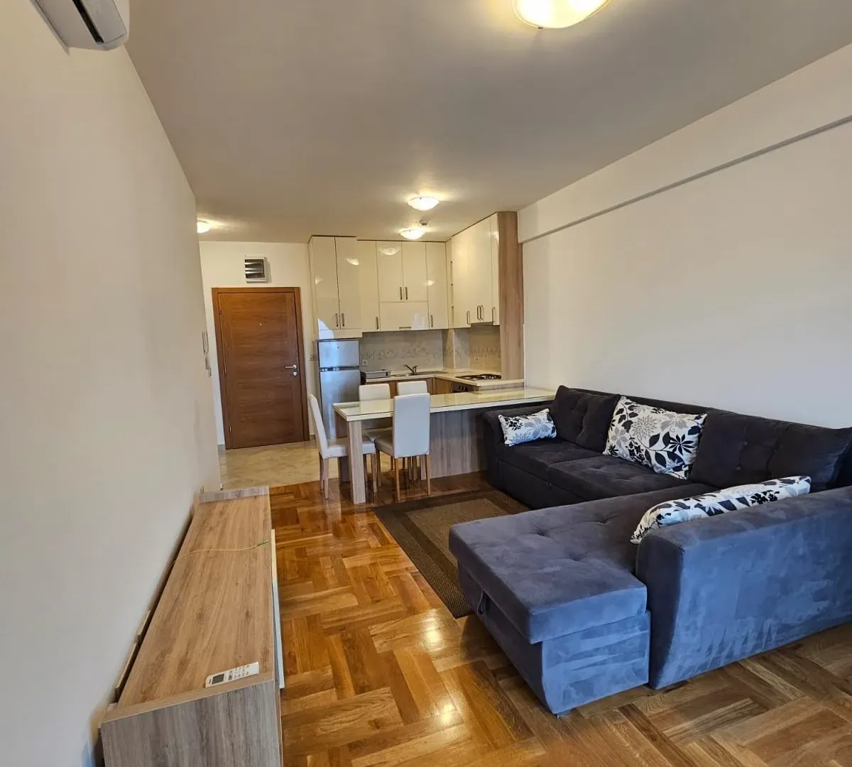 Izdavanje, jednosoban stan, 50m², Lazi, Budva