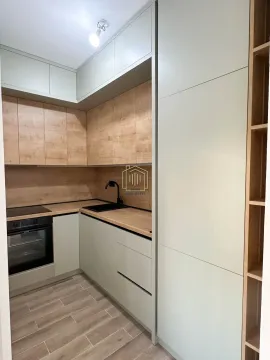 Kuhinja opremljena drvenim elementima i ugrađenim kućnim aparatima. - image 4