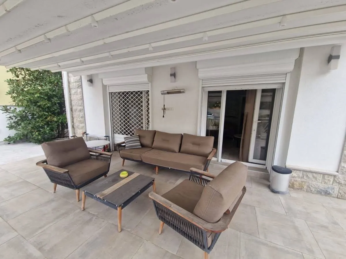 Izdavanje, dvosoban stan, 75m², Centar, Tivat