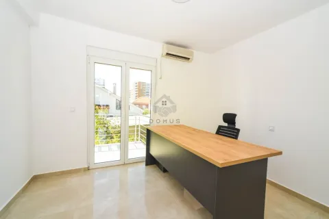 Rent, house, 500m², Stari Aerodrom, Podgorica - image 14