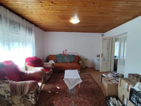 Dnevna soba sa garniturom, tepihom i drvenim plafonom. - image 6