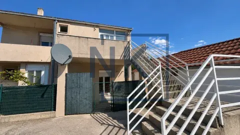 Spoljašnji pogled na dvorište i spoljne stepenice kuće. - image 5