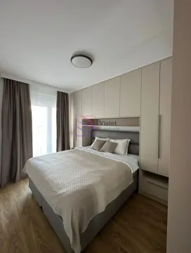 Spavaća soba sa bračnim krevetom i ugradnim plakarom. - image 10