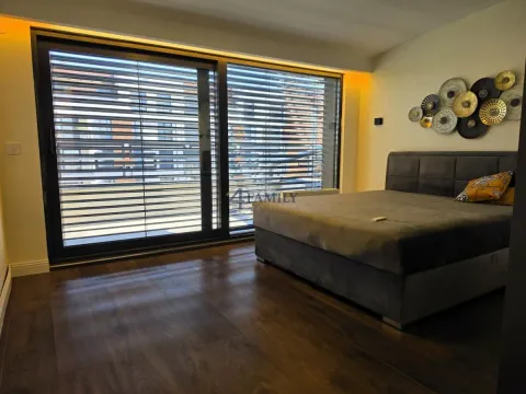 Moderna spavaća soba sa bračnim krevetom i velikim prozorom. - image 6