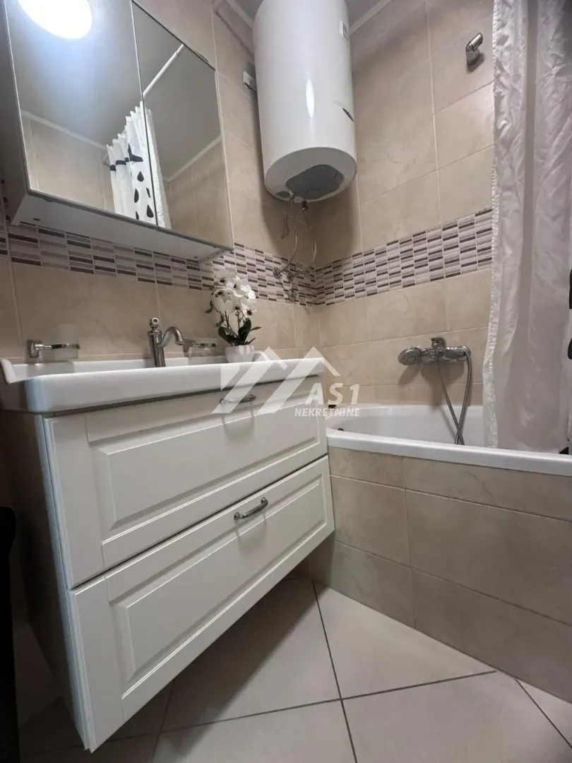 Izdavanje, dvosoban stan, 40m², Bulevar Oslobodjenja, Novi Sad Sve Podlokacije
