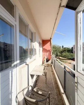 Dugi balkon sa stolom i stolicama i pogledom na zelenilo. - image 4
