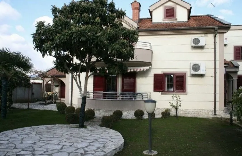 Rent, house, 200m², Donja Gorica, Podgorica