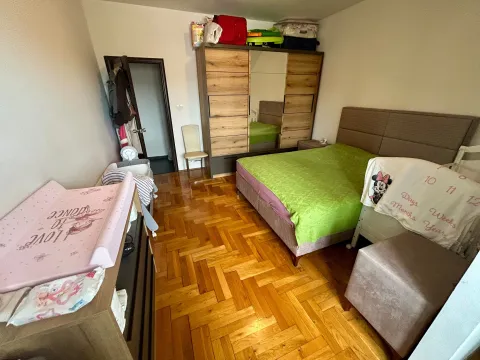 Namještena spavaća soba sa bračnim krevetom, plakarom i parketom. - image 9