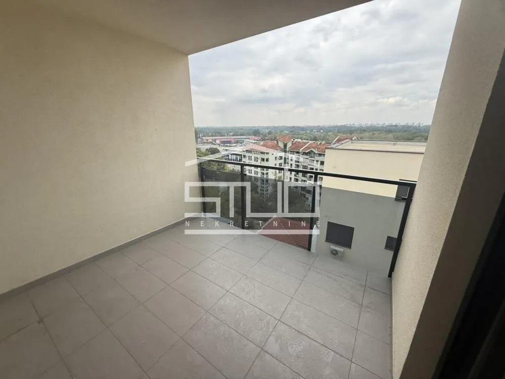 Nenamešten balkon sa pogledom na okolno naselje.