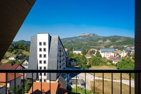 Pogled sa terase na naselje i okolne planine. - image 10