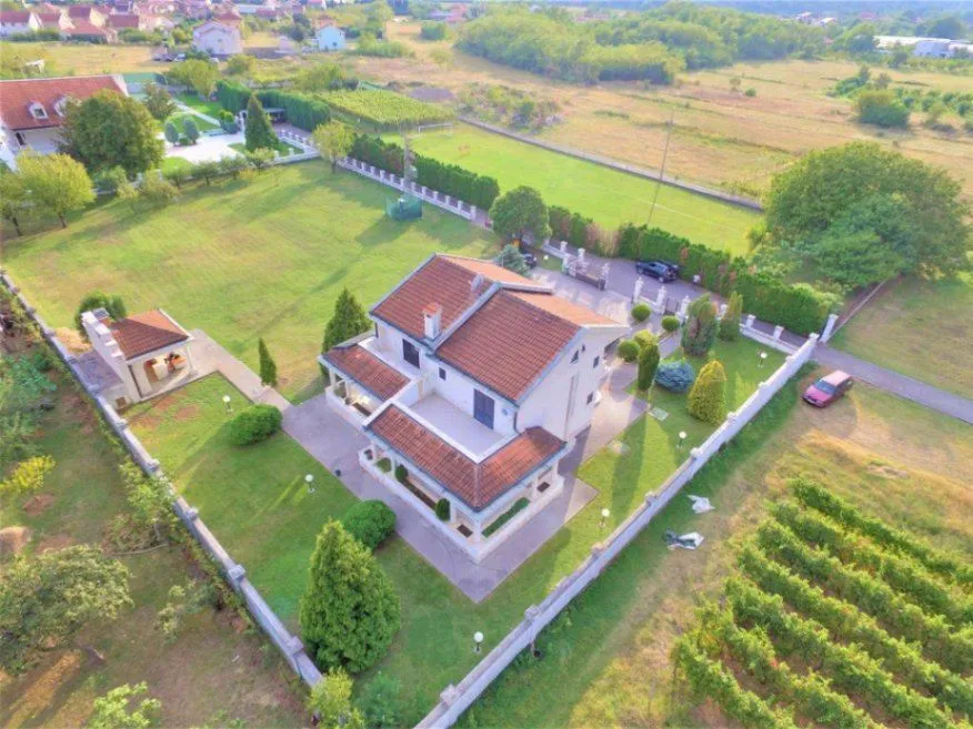Prodaja, kuća, 320m², Tološi, Podgorica