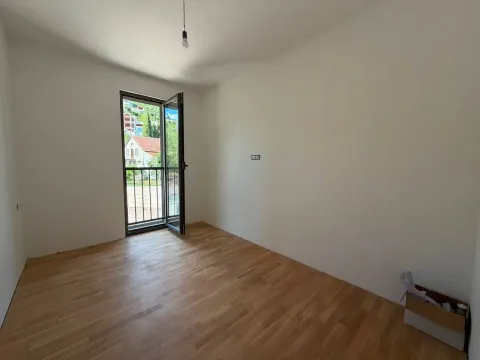 Prazna soba sa parketom i izlazom na balkon. - image 5
