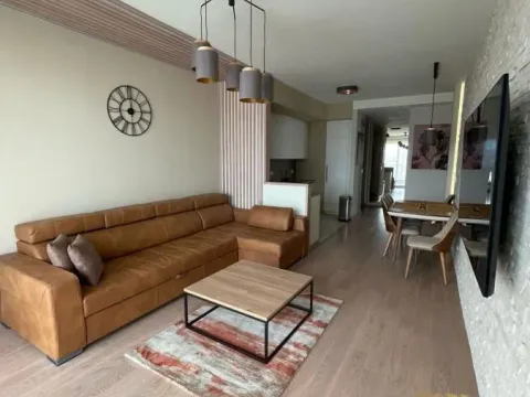 Izdavanje, trosoban stan, 83m², Savski Venac, Beograd