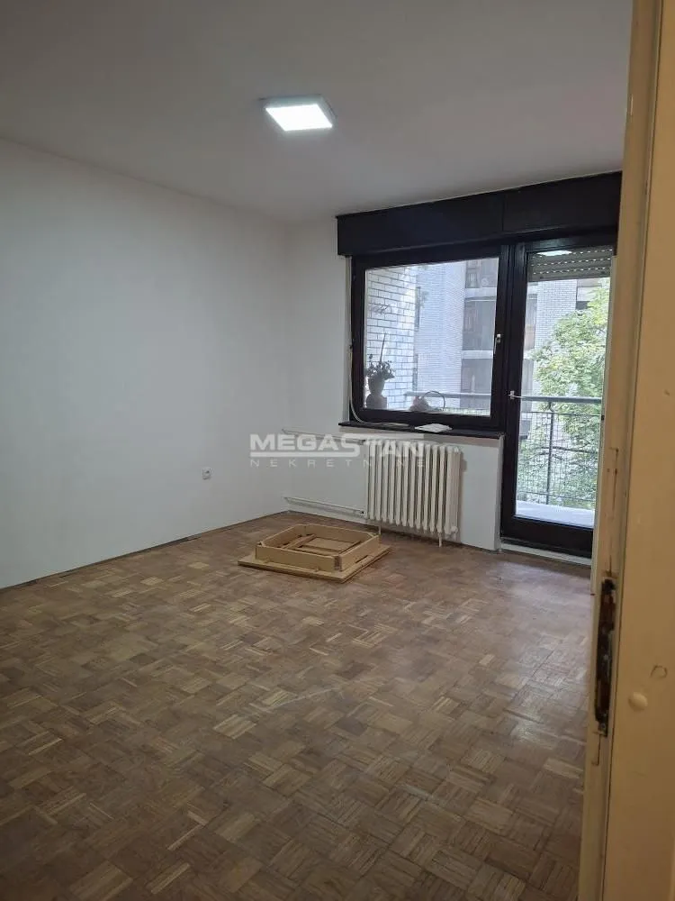 Empty room with parquet flooring and access to the terrace.
