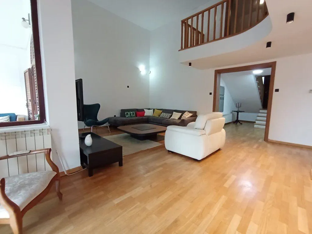Izdavanje, kuća, 300m², Gorica C, Podgorica