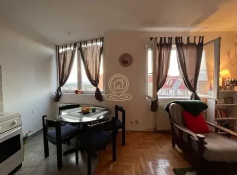 Dnevni boravak sa trpezarijskim stolom i prozorima koji gledaju spolja. - image 5