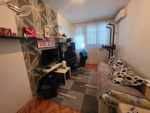 Namještena spavaća soba sa krevetom, radnim stolom i televizorom. - image 10