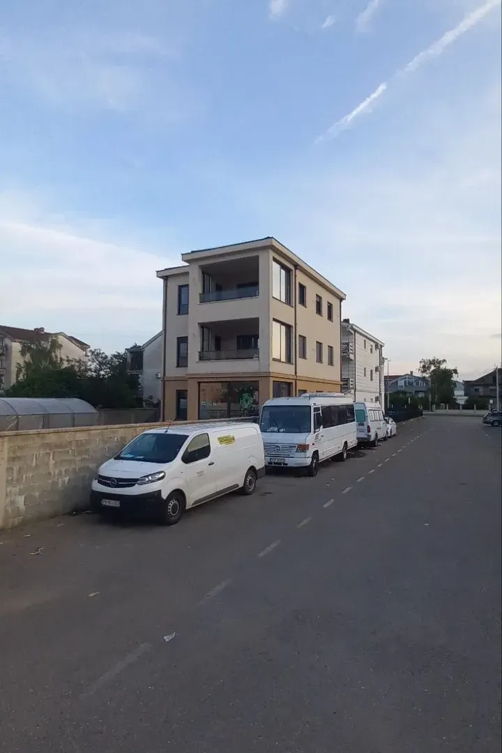 Izdavanje, kuća, 180m², Gornja Gorica, Podgorica