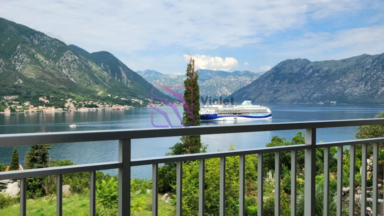Sale, three bedroom apartment, 75m², Dobrota, Kotor