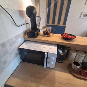 Detalj kuhinje sa aparatom za kafu i mikrotalasnom pećnicom. - image 9