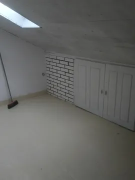 Potkrovlje sa kosim plafonom, krovnim prozorom i ugradnim ormarima. - image 4
