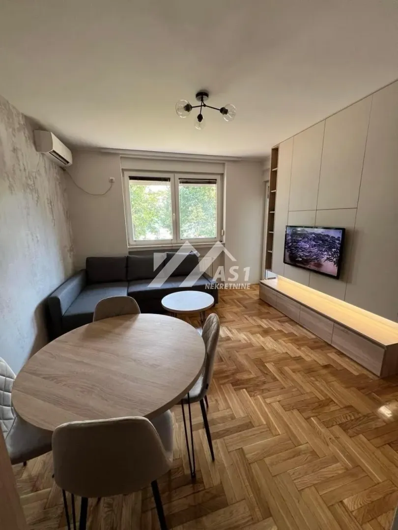 Izdavanje, jednosoban stan, 42m², Bulevar Oslobodjenja, Novi Sad Sve Podlokacije