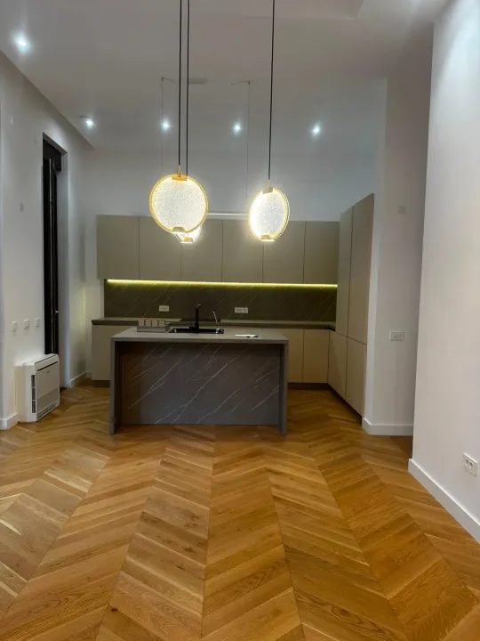 Izdavanje, trosoban stan, 200m², Gorica C, Podgorica
