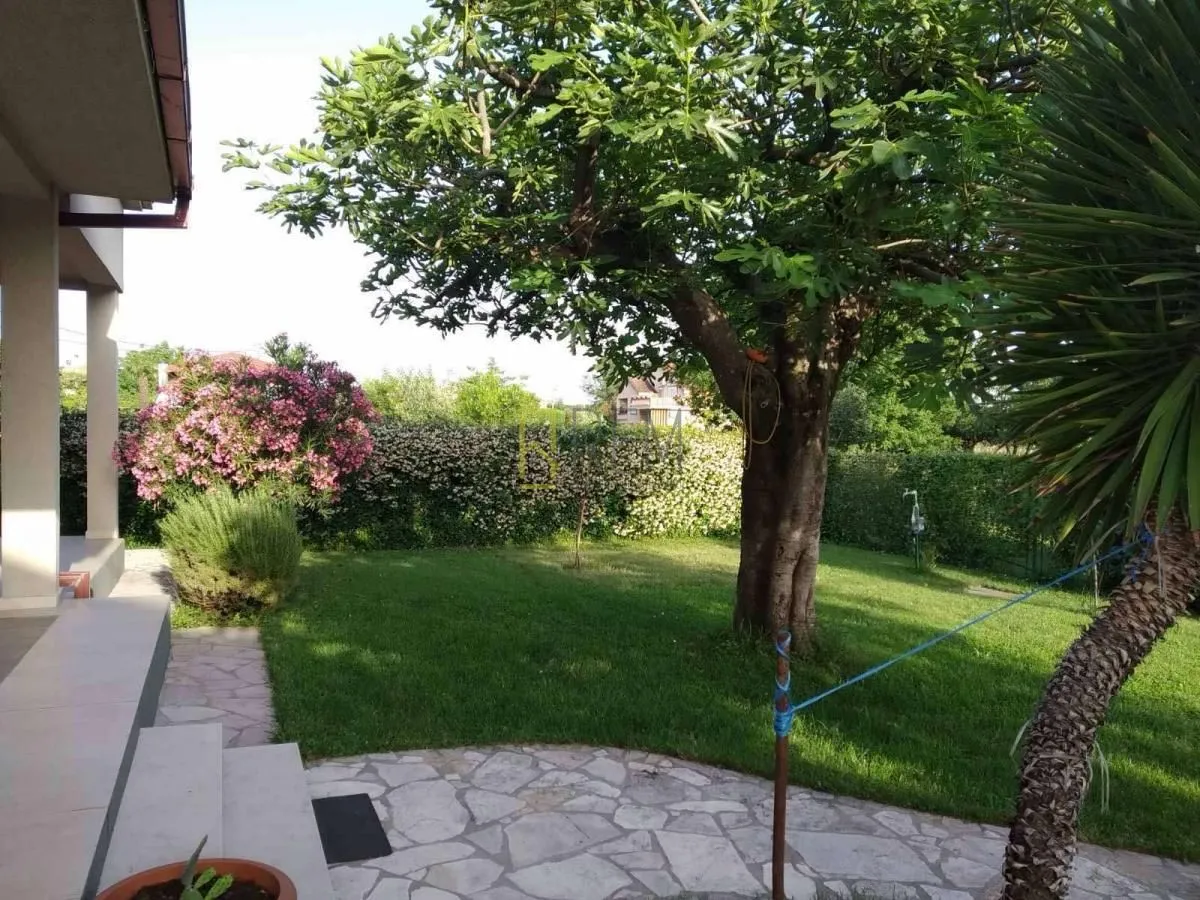 Prodaja, kuća, 180m², Tološi, Podgorica