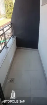 Prazan balkon sa podnim pločicama i ogradom. - image 11