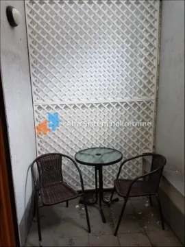 Mali natkriveni balkon sa garniturom za sedenje. - image 3